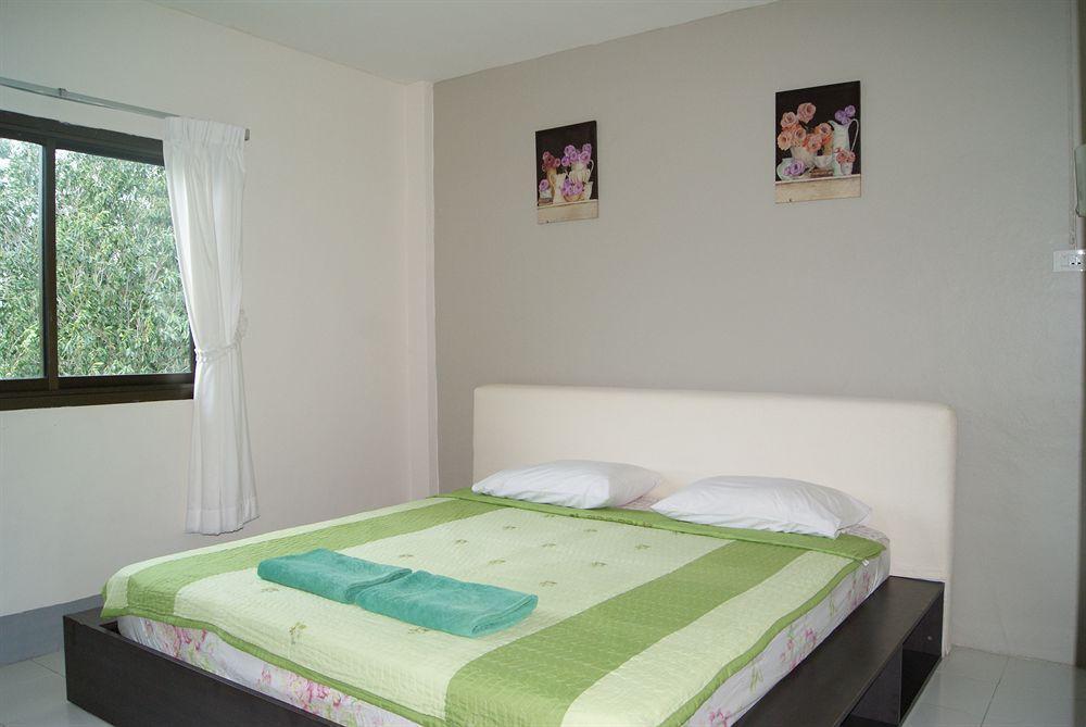 Pineapple Guesthouse Phuket Kültér fotó