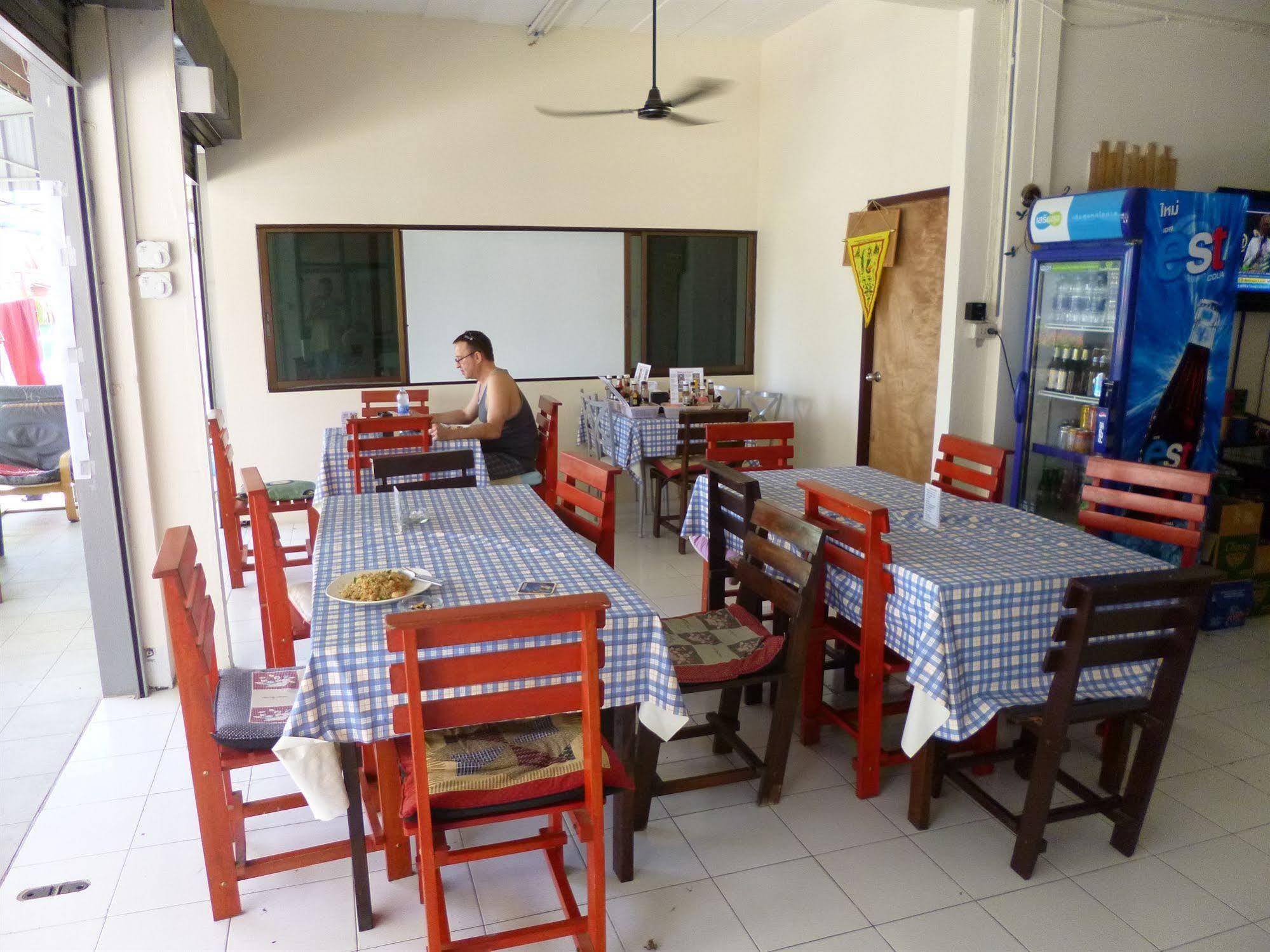 Pineapple Guesthouse Phuket Kültér fotó