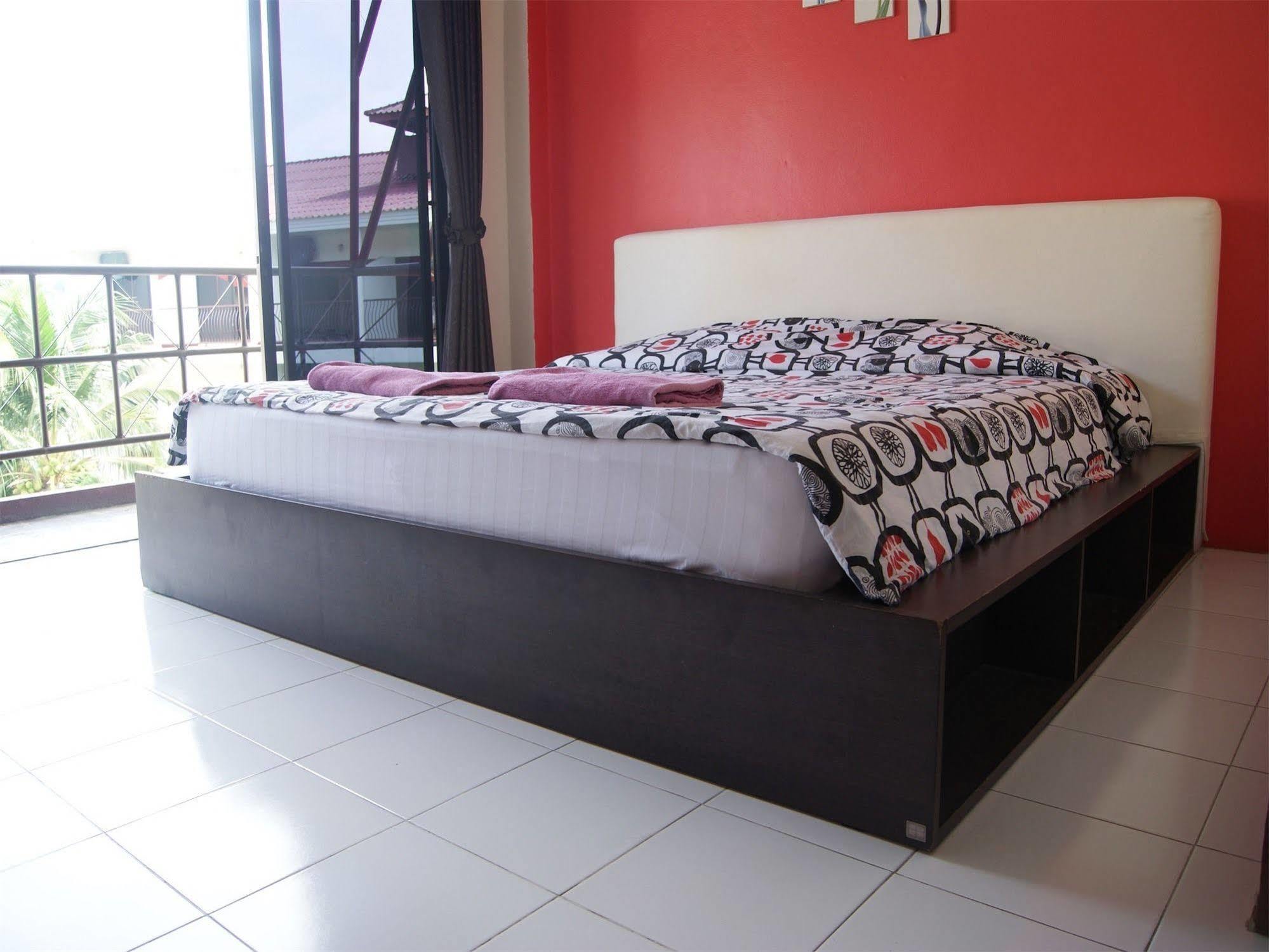 Pineapple Guesthouse Phuket Kültér fotó