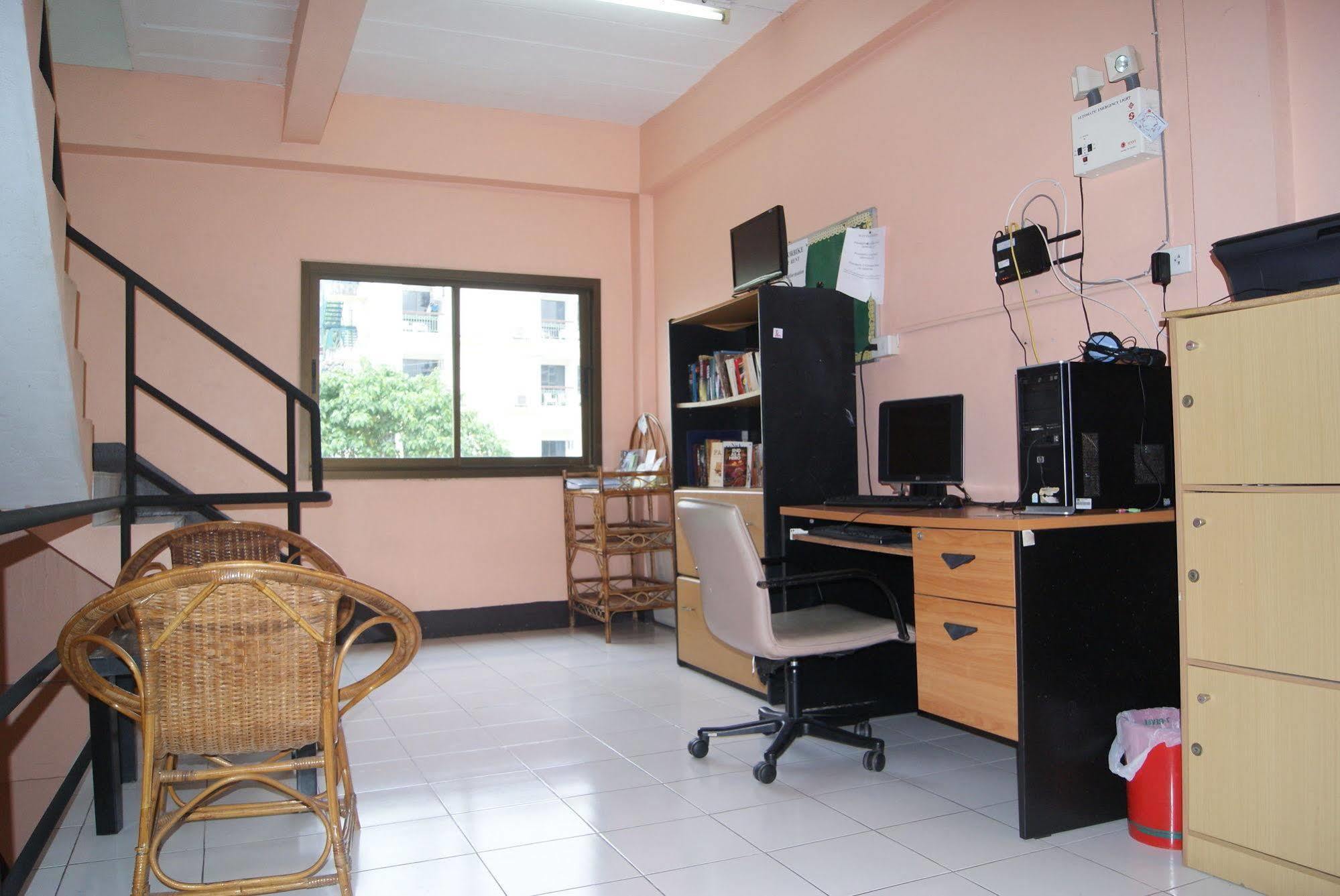 Pineapple Guesthouse Phuket Kültér fotó