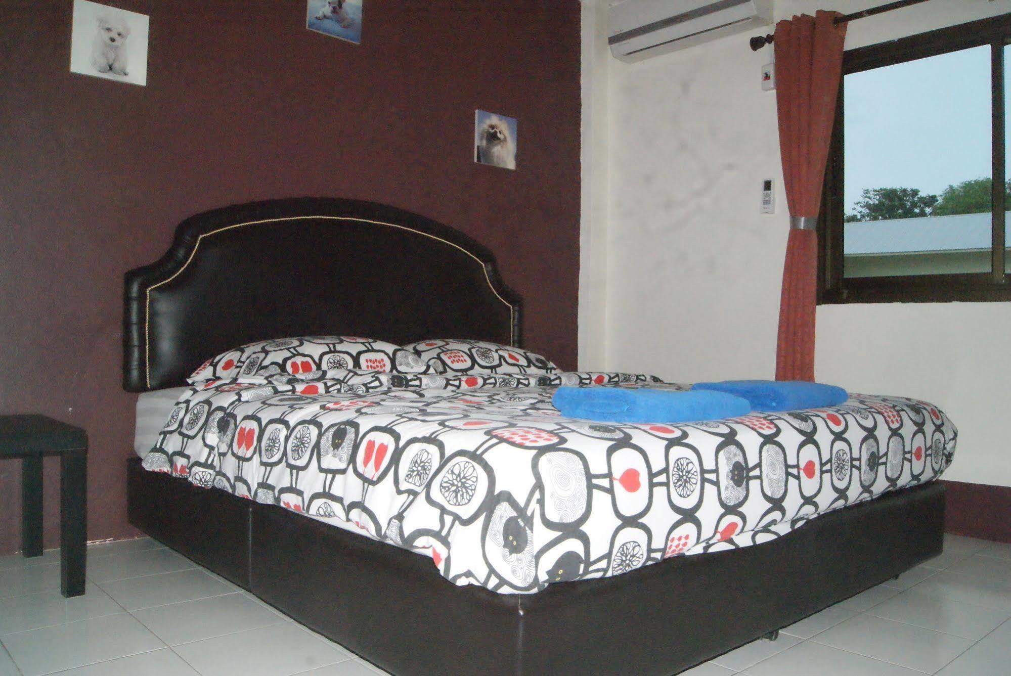 Pineapple Guesthouse Phuket Kültér fotó