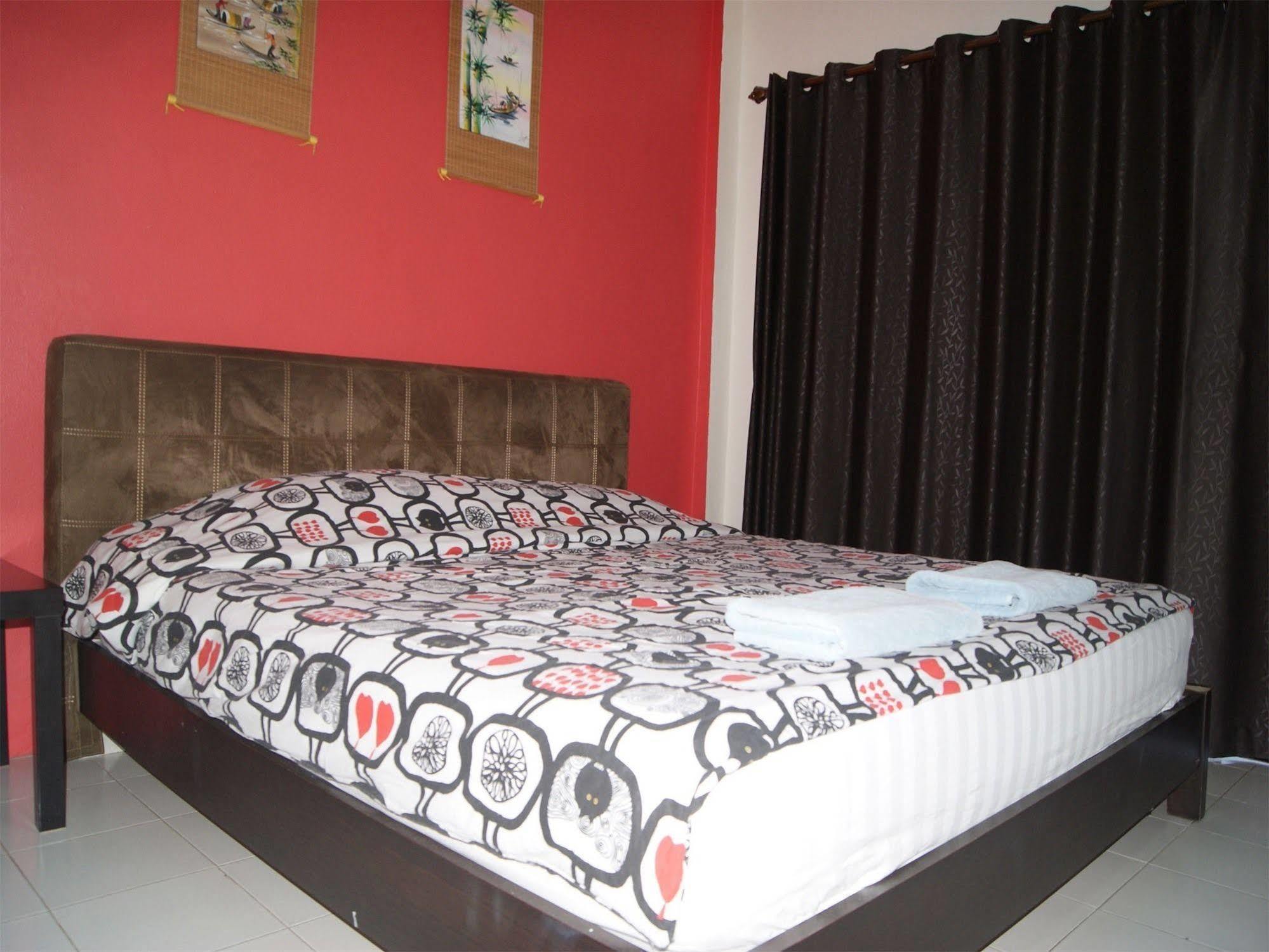 Pineapple Guesthouse Phuket Kültér fotó